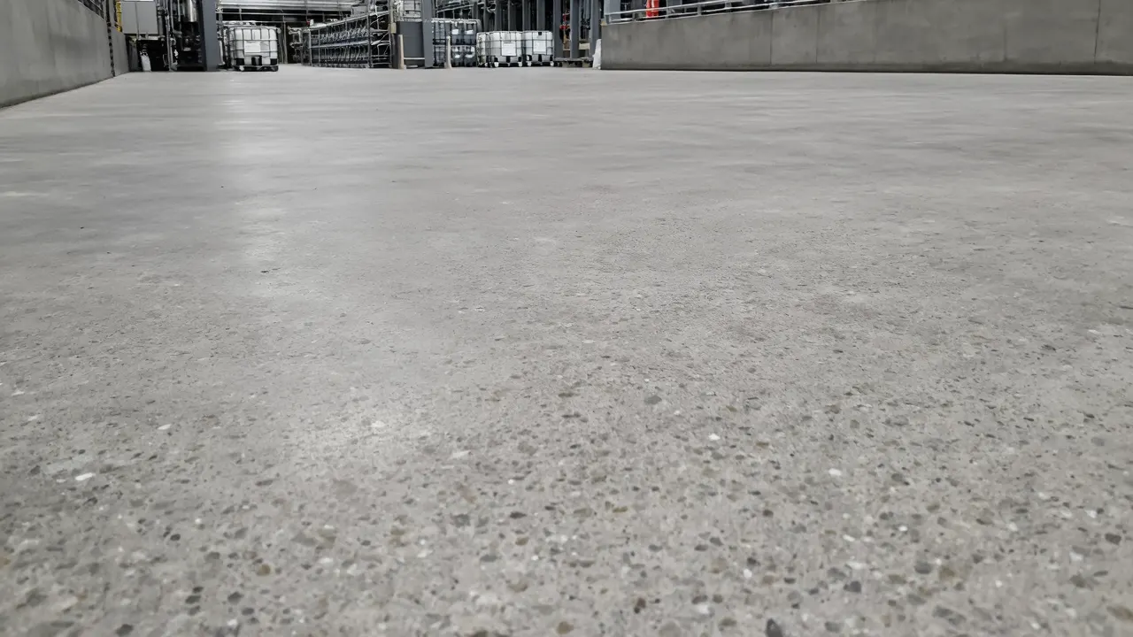 Kimyasal dolum tesisinde dirençli kaplama ve havuzlama uygulama süreci videosu.