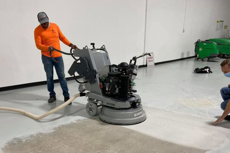 beton-parlatma-makinesi Parlak Beton A.Ş.’nin beton parlatma makinesi zemin işlerken.