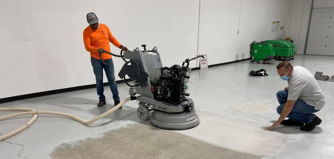 beton-parlatma-makinesi Parlak Beton A.Ş.’nin beton parlatma makinesi zemin işlerken.