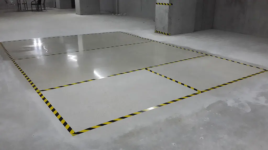 Beton Parlatma Seviyeleri Karşılaştırma Görseli İşlem görmemiş perdahlı brüt beton zemin üzerinde yan yana yapılmış farklı Parlak Beton uygulamaları ile parlaklık seviyelerinin karşılaştırılması